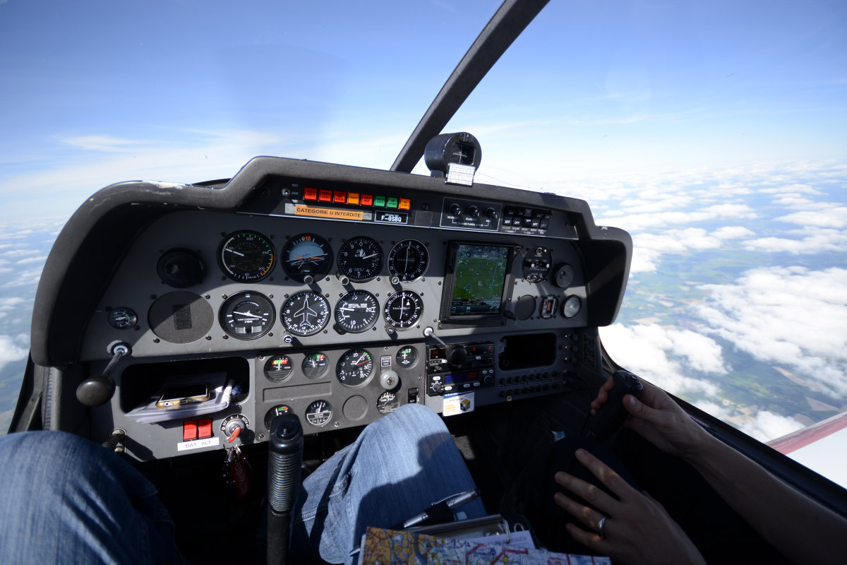 Cockpit du DR400 F-GNPJ en vol au-dessus des nuages pendant un vol coqueluche