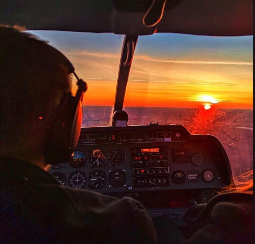 Vue du cockpit d'un DR400 en vol pendant un vol d'initiation au pilotage