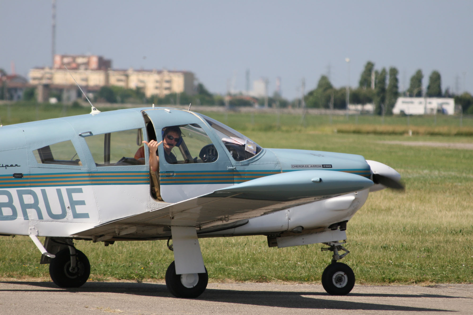 PA28 Arrow F-BRUE au roulage
