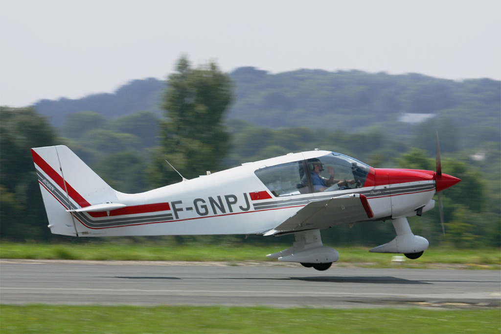 DR400/160 F-GNPJ au décollage à l'aérodrome de Lognes